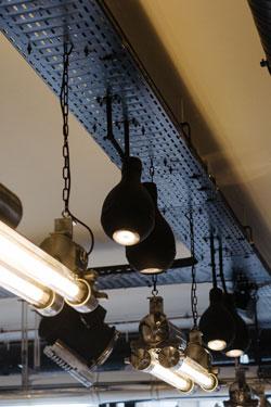 Contemporary articulated ceiling light in matt black Capula. Gau Lighting. 