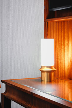 Lampe de table contemporaine cylindre de verre Novikov. Gau Lighting. 