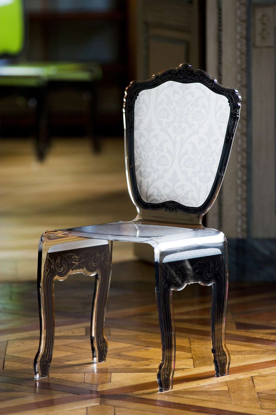 Chaise en plexiglas design baroque Sixteen motif noir  Acrila spécialiste  du plexiglas - Réf. 11030390 - mobile