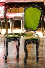 Chaise en plexiglas baroque motif vert anis. Acrila. 