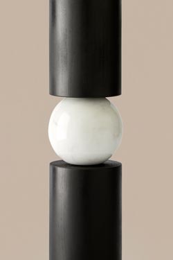 Lampe de table noire et blanche en bois et marbre Alda. Aromas. 
