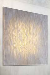 Applique carrée en tableau tissu plissé gris . Arturo Alvarez. 