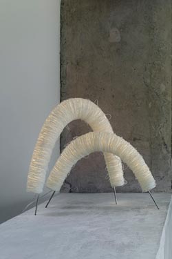 Duo de lampes de table en corde de cellulose blanche Arc. Arturo Alvarez. 