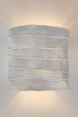 Petite applique en tissu blanc plissé replié Kala. Arturo Alvarez. 