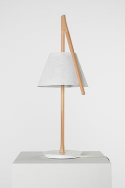 Table lamp in beechwood and white steel mesh Cambo. Arturo Alvarez. 