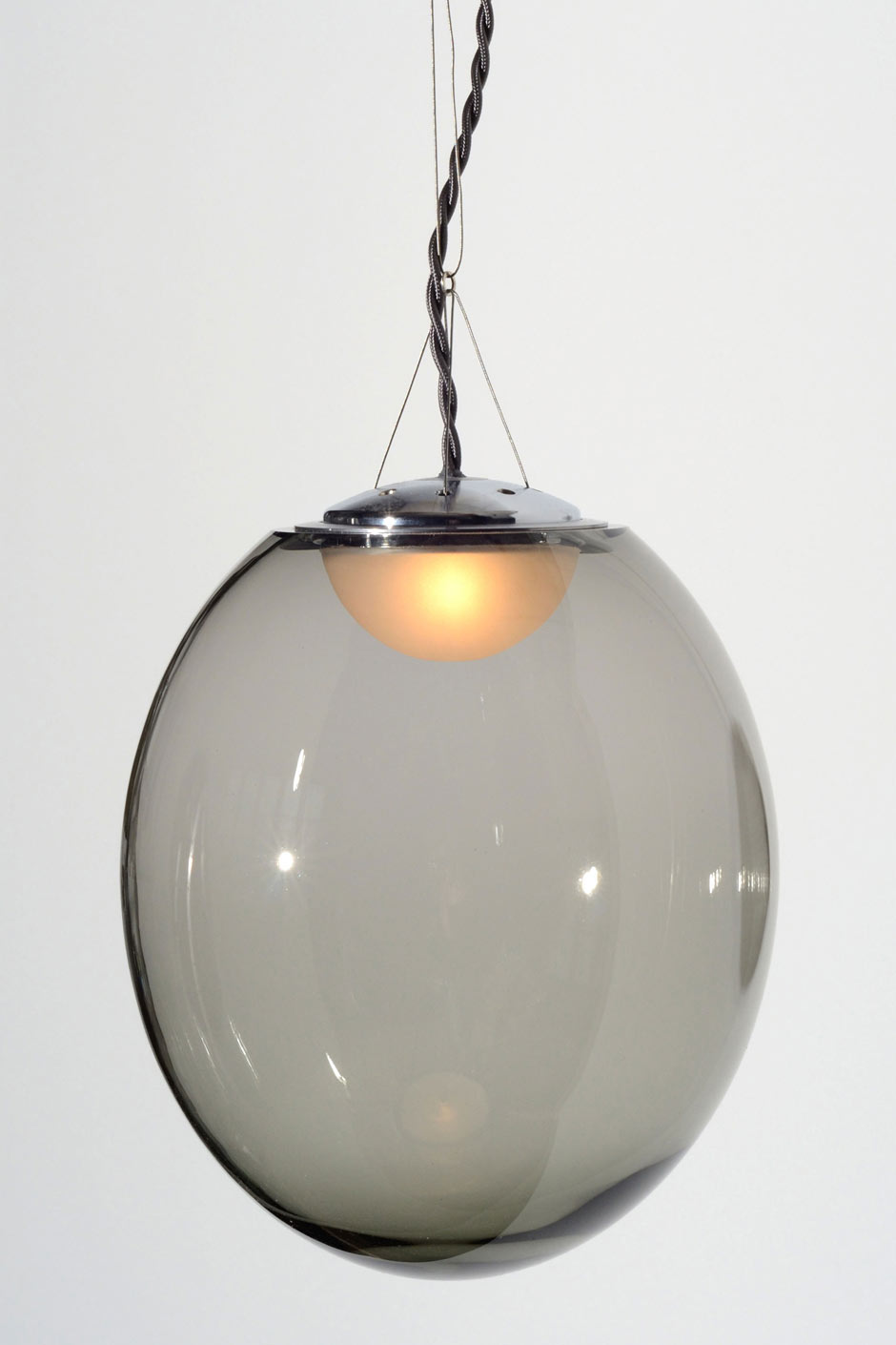 Gris suspension boule cristal soufflé transparent gris petit modèle. Atelier Areti. 