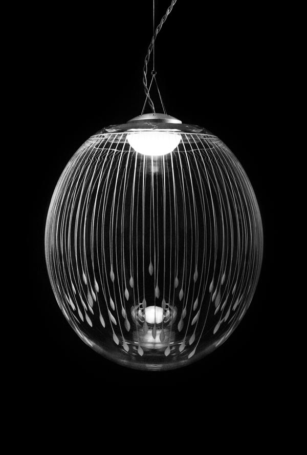 Kirshlag Suspension en cristal soufflé gravé sphère dessin no 5 petit modèle. Atelier Areti. 