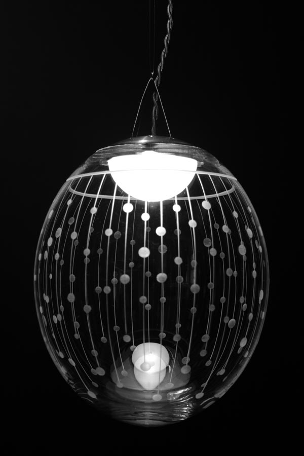 Kirshlag Suspension ronde en cristal soufflé gravé dessin no 3 petit modèle. Atelier Areti. 