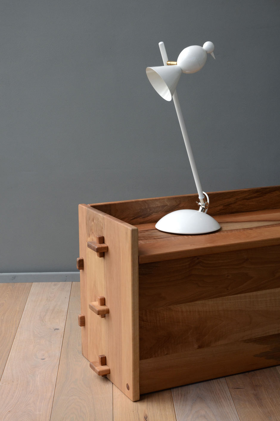 Lampe de bureau design blanche Alouette inclinable. Atelier Areti. 