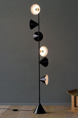 Vertical I - Lampadaire design noir 6 cônes. Atelier Areti. Vertical I - Lampadaire design noir 6 cônes. Atelier Areti.
