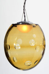 Suspension cristal soufflé Kalin petit modèle ambre. Atelier Areti. 