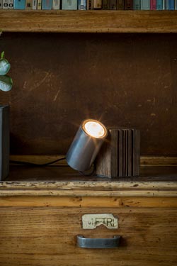 Lampe à poser cube en bois et métal Wooden lamp. AXIS71. 