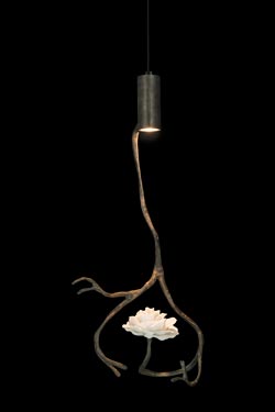 Suspension végétale avec rose blanche en porcelaine Orpheus. Brand Von Egmond. 