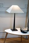 Lampe de table abat-jour pyramide blanc petit modèle L76. Casadisagne. 