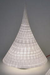 Arabesque lampe conique en papier japonais petit modèle. Céline Wright. 