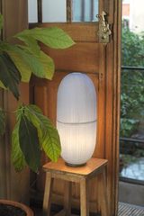 Cristal H lampe de table pilule en papier japonais. Céline Wright. 