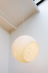 Suspension sphère avec cratère 30cm. Céline Wright. Suspension sphère avec cratère 30cm. Céline Wright.