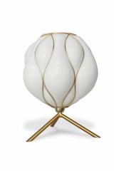 Casamance lampe de table en verre opale blanc et laiton brossé. Concept Verre. Casamance lampe de table en verre opale blanc et laiton brossé. Concept Verre.