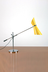 Lampe de bureau Stilnovo 1950 jaune en métal. Contract&More. 