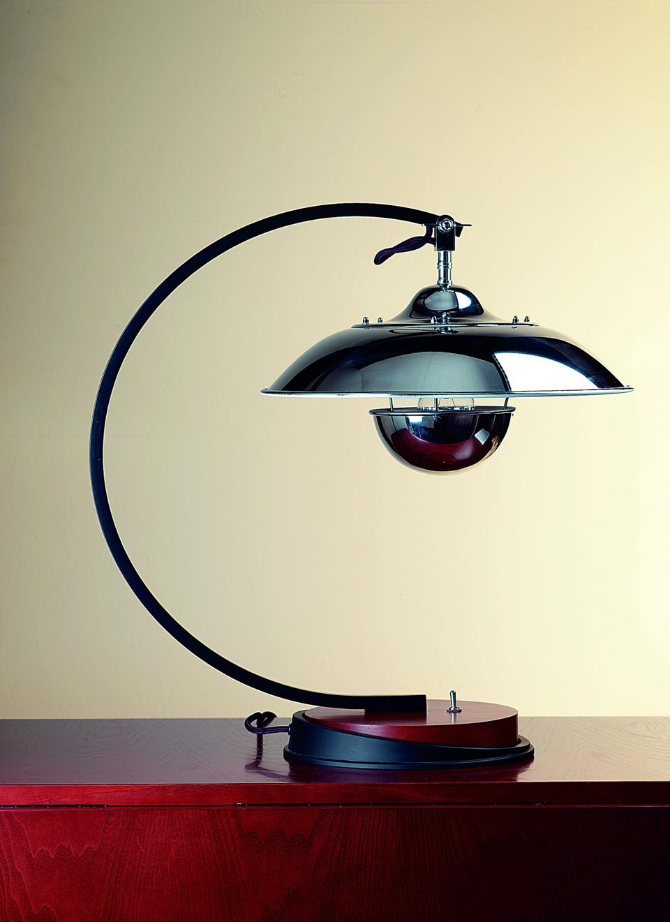 Lampe de bureau style années 30 en aluminium chromé. Contract&More. 