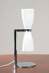 Lampe de table double réflecteur en verre opale blanc. Contract&More. 