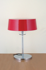 Lampe de table Pierre Chareau pied droit chromé et abat-jour rouge. Contract&More. 