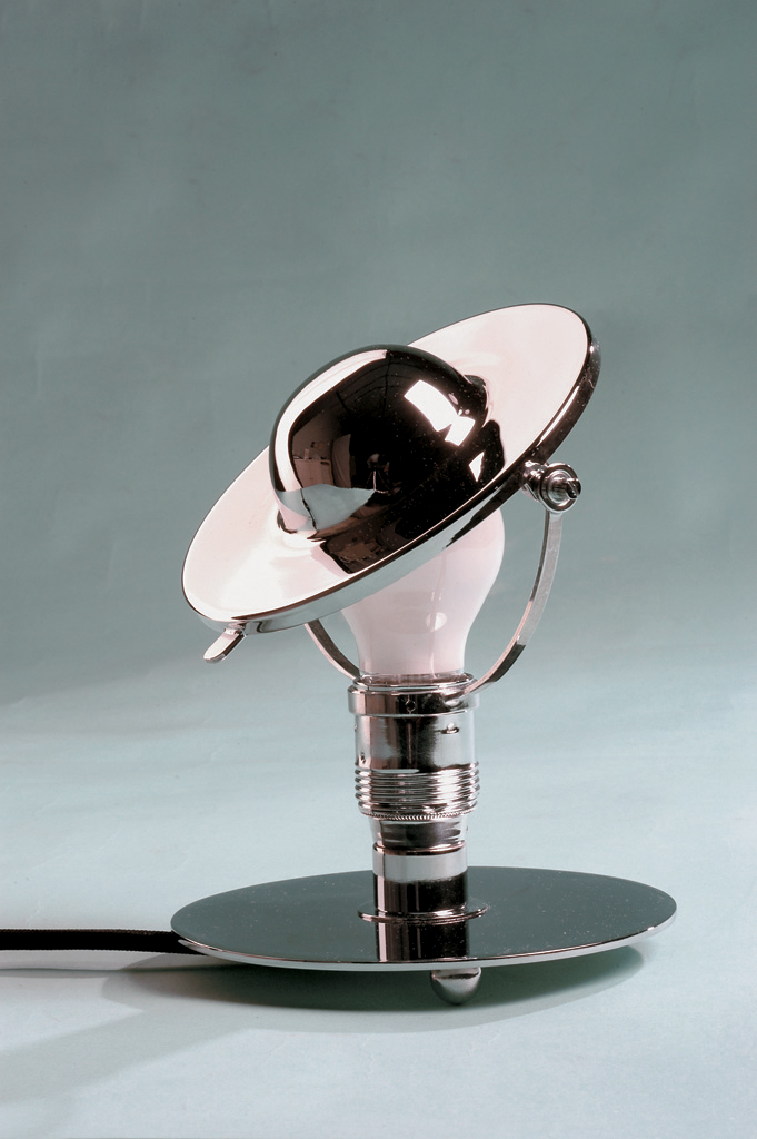 Petite lampe de table en métal chromé et abat-jour inclinable. Contract&More. 