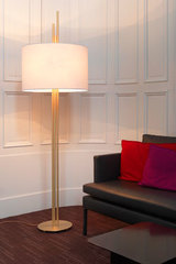 Upper lampadaire design, doré, en tube de laiton satiné, abat-jour blanc . CVL Luminaires. 