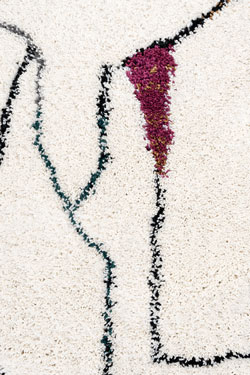Fragmance violet tapis graphique sur fond écru 135x190 cm. Edito Paris. 