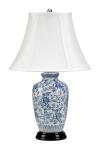 Lampe de table en porcelaine chinoise motifs floraux bleus. Elstead Lighting. 