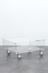 Andy 2 table mobile avec une étagère. Emporium. Andy 2 table mobile avec une étagère. Emporium.