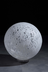 Reload lampe à poser boule blanche . Emporium. Reload lampe à poser boule blanche . Emporium.