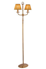 Lampadaire double en bronze vieilli et abat-jours plissés Adara. Estro. Lampadaire double en bronze vieilli et abat-jours plissés Adara. Estro.