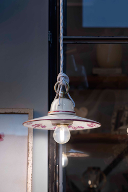 Asti petite suspension rétro en céramique blanche et motif rose. Ferroluce Classic. 