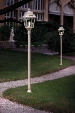 White metal outdoor post lamp Gorizia. Ferroluce Classic. 