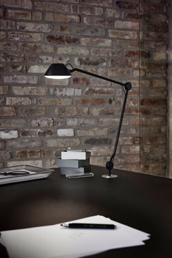 AQ01 black articulated desk lamp plug-in. Fritz Hansen. 