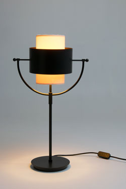 Lampe de table noire et blanche Naumann. Gau Lighting. 