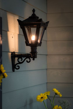 Small black cast iron  wall light Traditional. HARTE. 