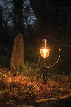 Goose Neck outdoor copper country style post-top lamp. HARTE. 