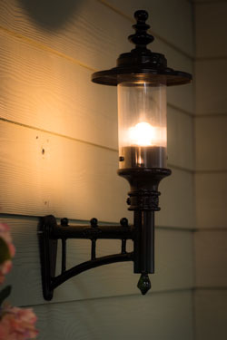 Courtyard small outdoor wall lamp in black cast iron. HARTE. 