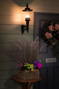 Courtyard small outdoor wall lamp in black cast iron. HARTE. 