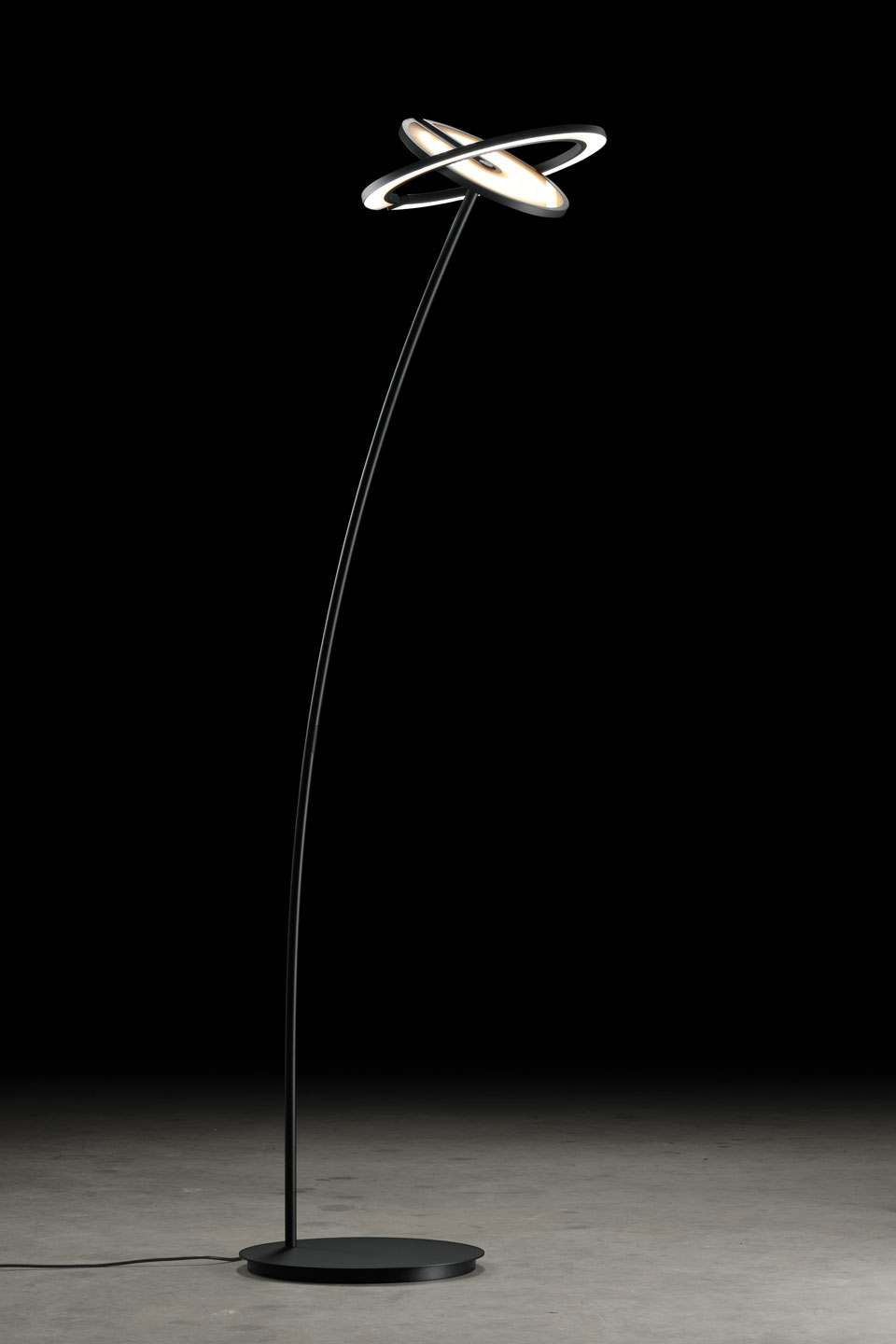 Supernova DW floor lamp double directional light black. Holtkötter. Supernova DW floor lamp double directional light black. Holtkötter.