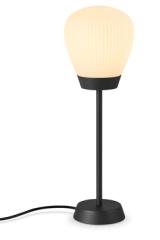 Lampe de table noire et verre soufflé blanc mat Plissée. Holtkötter. Lampe de table noire et verre soufflé blanc mat Plissée. Holtkötter.