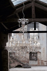 Grand lustre en cristal transparent et pampilles Swarovski. Italamp. Grand lustre en cristal transparent et pampilles Swarovski. Italamp.