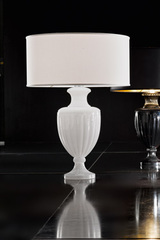 Lampe de table blanche en cristal sculpté . Italamp. Lampe de table blanche en cristal sculpté . Italamp.