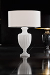 Lampe de table blanche en cristal sculpté et abat-jour cylindrique . Italamp. 