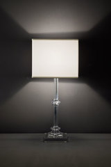Lampe de table transparente et détail en cristal Swarovski. Italamp. Lampe de table transparente et détail en cristal Swarovski. Italamp.