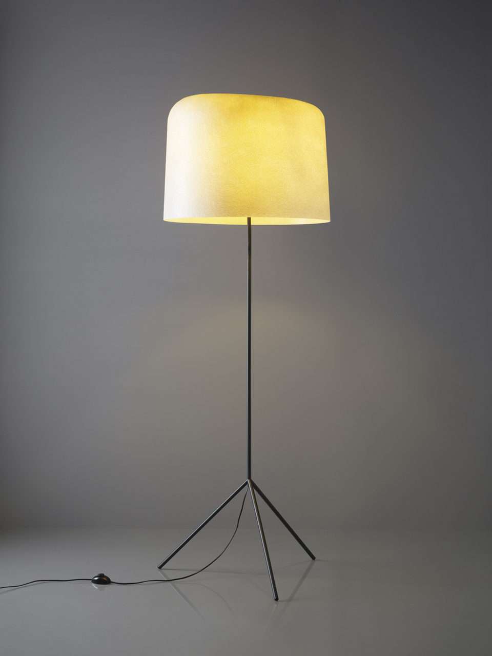 Ola white floor lamp in fiberglass: karboxx luminaires Design en fibre de verre - Réf. 19050214 - mobile