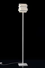 Lampadaire aluminium blanc à rectangles superposés Escape. Karboxx. Lampadaire aluminium blanc à rectangles superposés Escape. Karboxx.