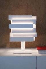 Lampe cube en aluminium blanc à rectangles superposés Escape. Karboxx. Lampe cube en aluminium blanc à rectangles superposés Escape. Karboxx.